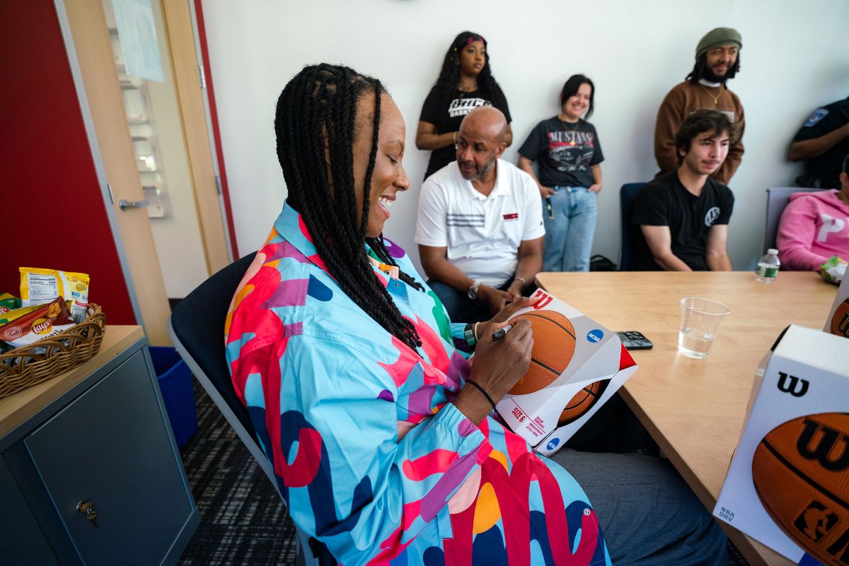 Chamique Holdsclaw signing basketball