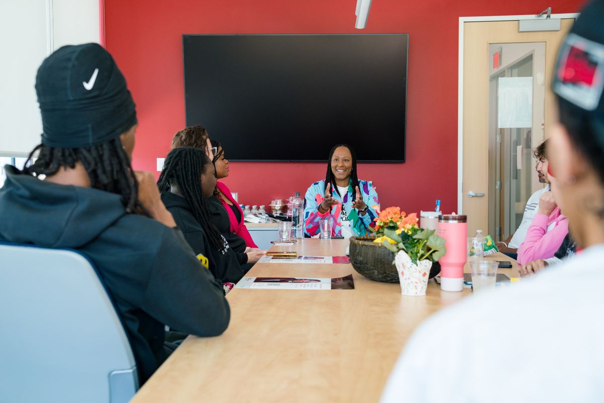 Chamique Holdsclaw at the table with students