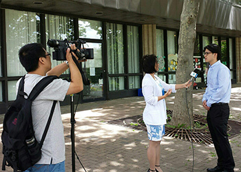 Tong Jiao, Zhuhai television anchor, interviews Luoyan Zhang
