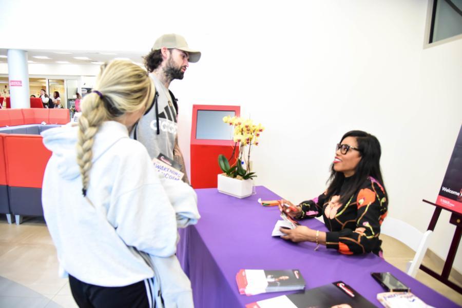 Ilyasah Shabazz  with students