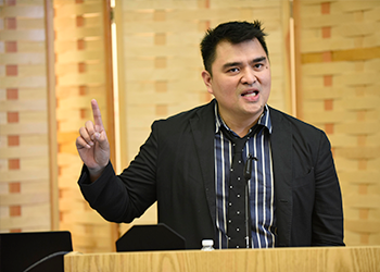 Jose Vargas speaking to the audience 